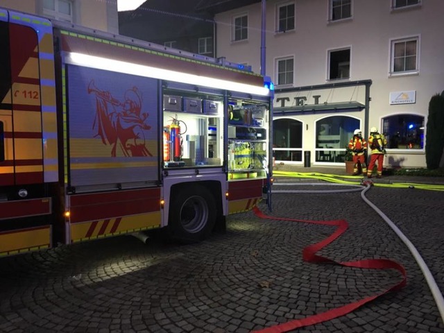Die Feuerwehr Bad Sckingen ist am fr...sgerckt. Das Gebude wurde evakuiert.  | Foto: Feuerwehr Bad Sckingen