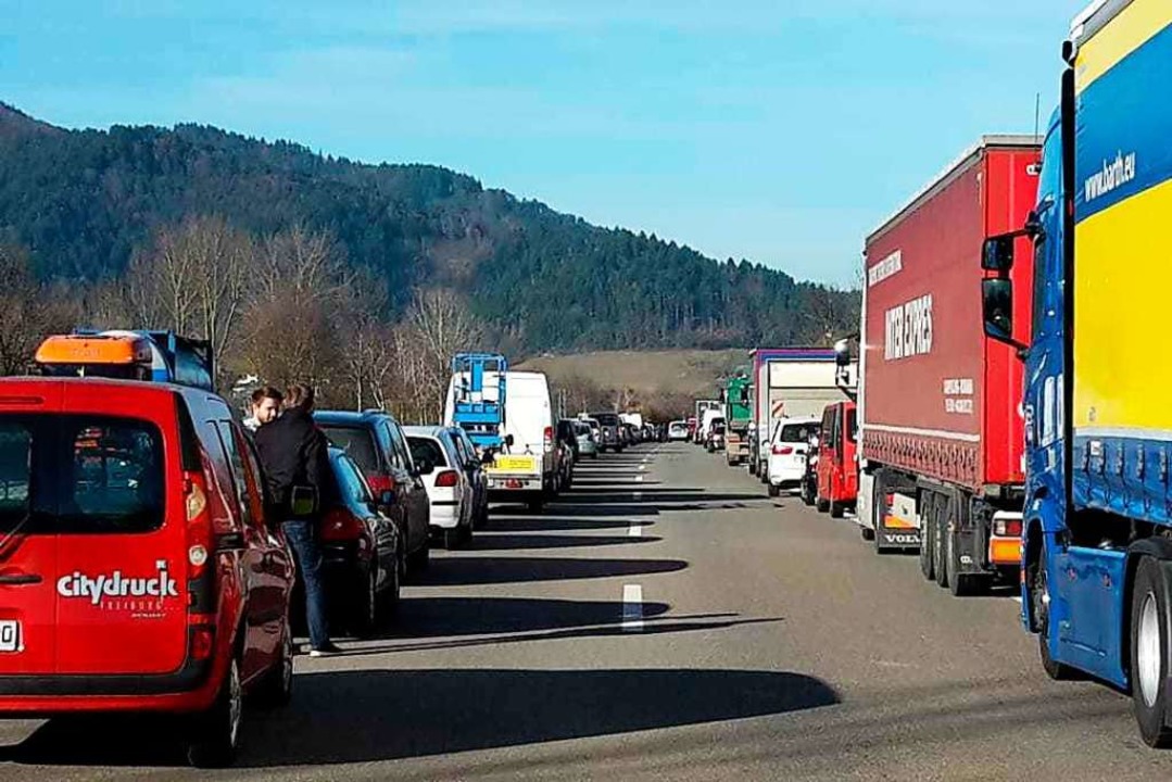 Vollsperrung Auf B31 Nach Unfall Mit Leichtverletztem Aufgehoben ...