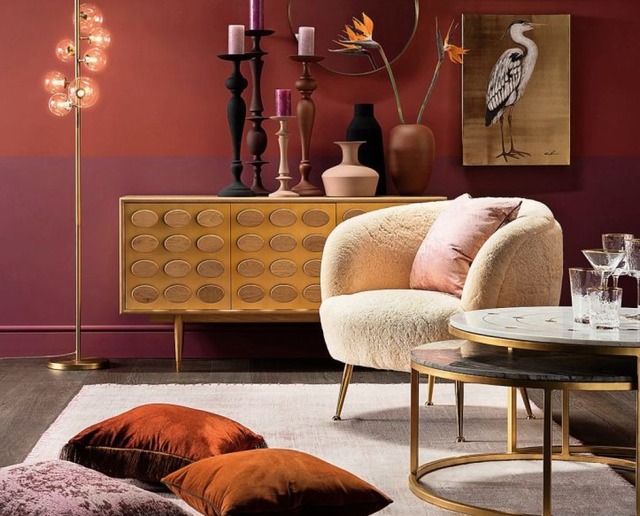 Heimeliges Zimmer dank farbiger Wnde und dazu passender Textilien  | Foto: KARE Design/VDM/dpa-tmn, Andrey Popov (Stock.Adobe.com)
