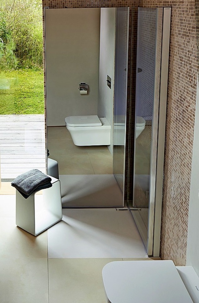 Ideal frs kleine Bad: ebenerdige Dusche mit wegklappbaren Seitenwnden  | Foto: duravit