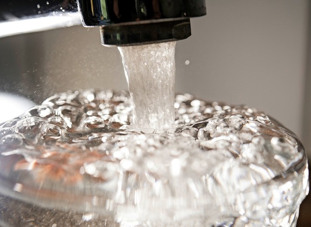 Warmes Wasser wird in den meisten Haus...erbrauchsort, sondern zentral erzeugt.  | Foto: gnther (dpa), peul (dpa)