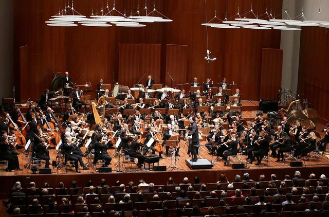 Neue Gemeinsamkeit: das SWR-Symphonieo...er unter Teodor Currentzis in Freiburg  | Foto: Wolfram Lamparter