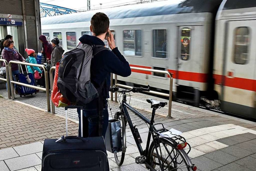 Am Freiburger Hauptbahnhof hat sich ei...abfahrenden Zug geklemmt (Symbolbild).  | Foto: Thomas Kunz