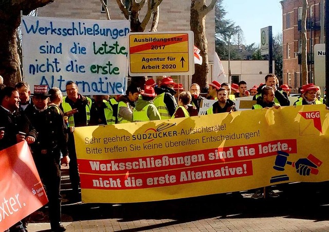 350 Sdzucker-Mitarbeiter protestierten vor der Konzernzentrale in Mannheim.  | Foto: dpa