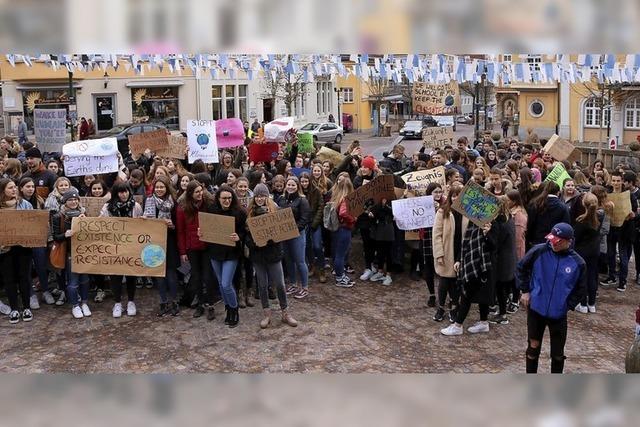 Jugendliche skandieren ihren Unmut