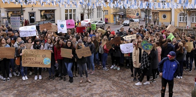 Mit Plakat und Stimme: Rund 200 Jugend...und Handlungsunfhigkeit der Politik.   | Foto: Jens Wursthorn