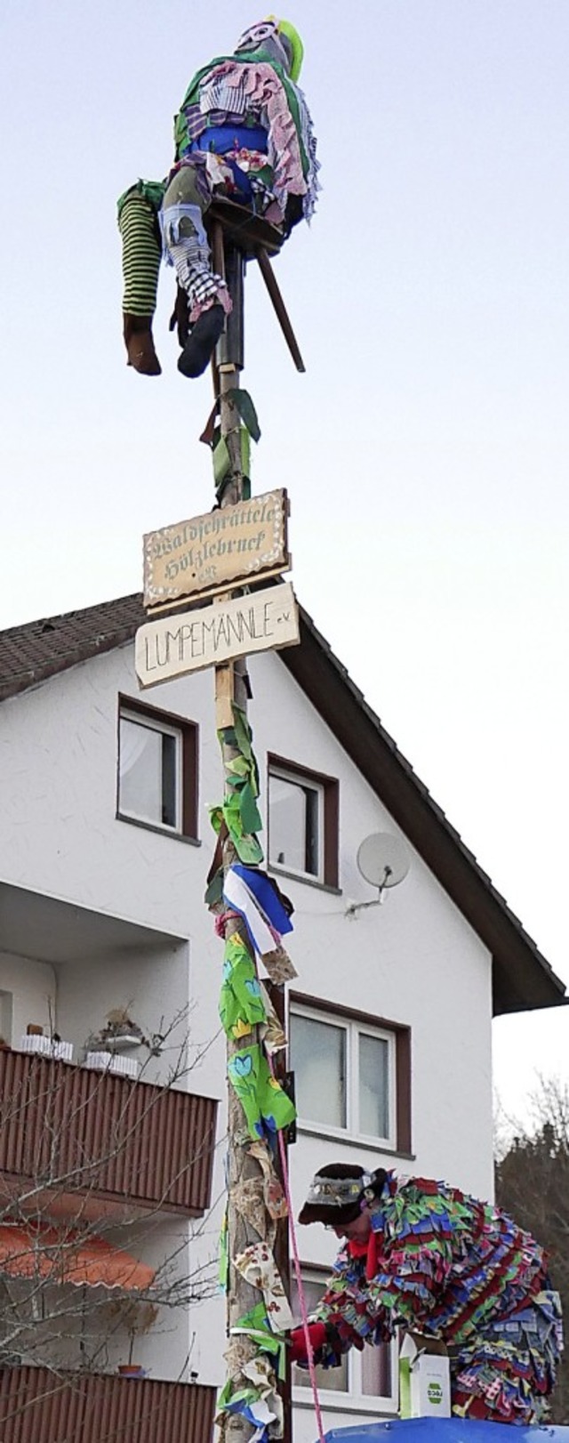 Hlzlebruck ist in Narrenhand: Waldsch...n den ersten Hlzlebrucker Narrenbaum.  | Foto: Eva Korinth