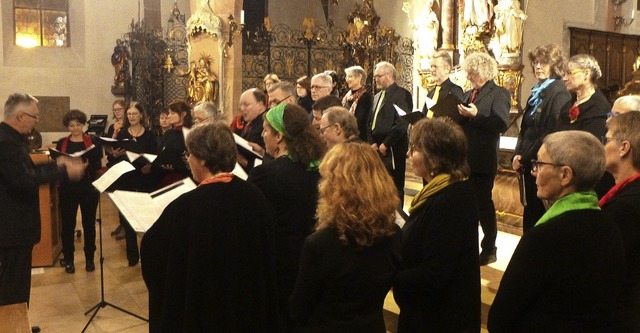 Der Chor &quot;Mixed Voices&quot; in der Kirche Mari Himmelfahrt zu Kirchhofen  | Foto: Anne Freyer