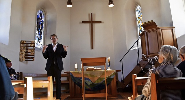 Pfarrer Dirk Fiedler erluterte bei de...raum wird knstlerisch neu gestaltet.   | Foto: Donner