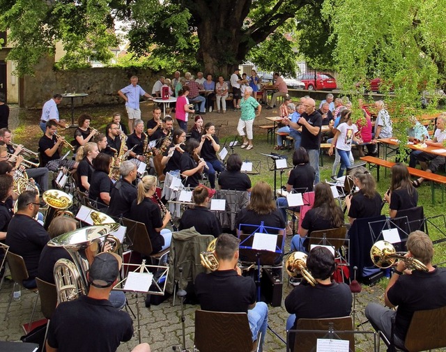 Der Musikverein Tannenkirch sorgte mit...m Pfarrgarten komplett bezahlt werden.  | Foto: Jutta Schtz