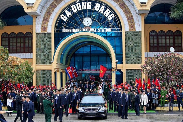 Kim Jong Un verlsst in einem Auto den...seinem gepanzerten Zug angekommen war.  | Foto: dpa