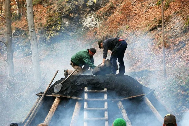 Der Aufbau und Betrieb des Kohlemeilers ist ein Besuchermagnet geworden.  | Foto: Lukas Sprich