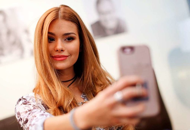 Instagram-Star Pamela Reif beim Selfie...rscht der Zwang zur Selbstoptimierung.  | Foto: Jan Woitas