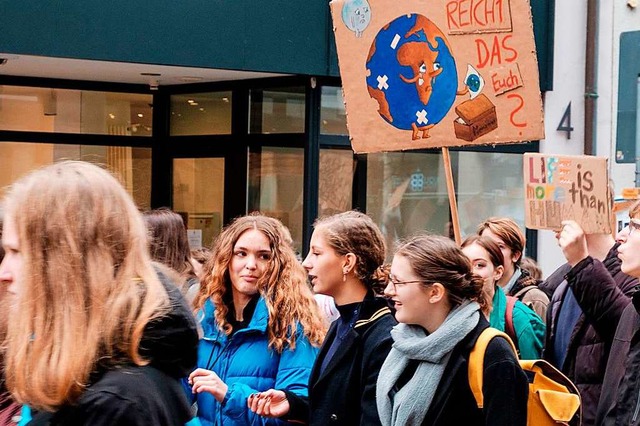 Demonstrieren fr den Klimaschutz: Sch...inem Freitag im Februar durch Lrrach.  | Foto: Ansgar Taschinski