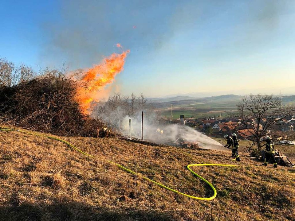 Der Holzstapel fr das Fasnachtsfeuer ...nnte am Montagnachmittag vorzeitig ab.  | Foto: Lenke 