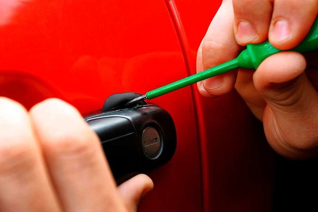 Die Jugendlichen beschädigten ein Auto (Symbolbild). | Foto: dpa Die Jugendlichen beschädigten ein Auto (Symbolbild). | Foto: dpa