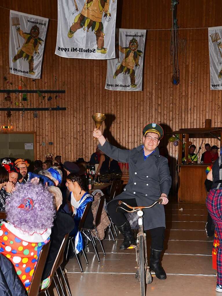 Schellend kam der „Bott“, Sebastian Gerber, mit dem Fahrrad in die Halle bis vor die Bhne gefahren.