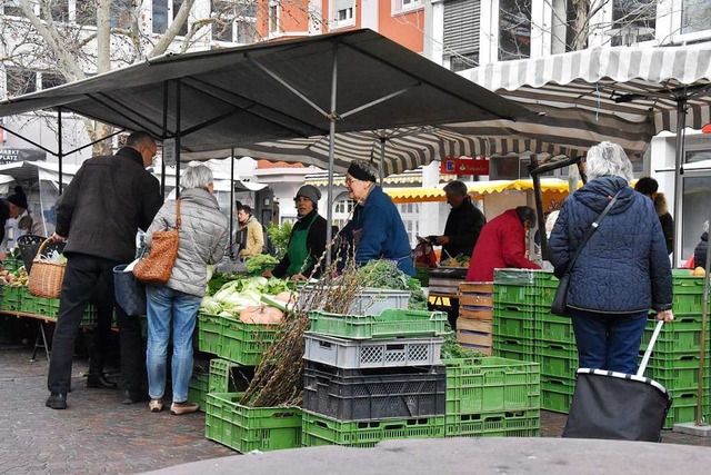 Viele Kunden auf den regionalen Mrkte...r den Direktvermarktern entgegenkommt.  | Foto: Kathrin Ganter