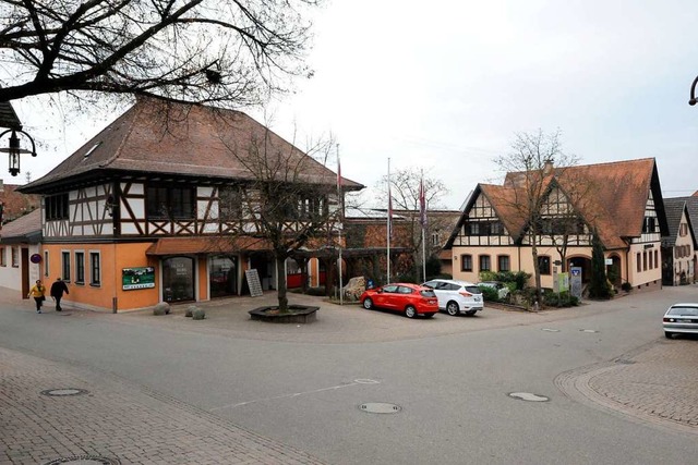 Die Verwaltung schmiedet Plne fr ein...ft und Volksbankfiliale (rechts) sind.  | Foto: Markus Zimmermann