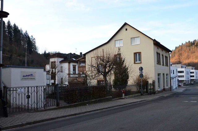 Die Stadt Zell mchte das Gebude nebe...rden soll, ist noch nicht entschieden.  | Foto: Sarah Trinler