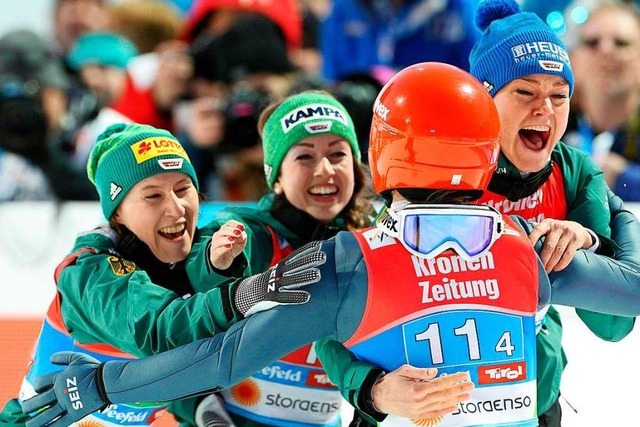 Alle auf eine: Schlussspringerin Katha...ks) erst freudig angelaufen<ppp></ppp>  | Foto: AFP