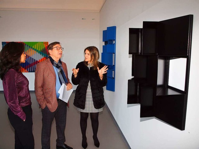Marisa Ferreira erklrt Jrgen und Qin Messmer ihre Arbeiten.  | Foto: Michael Haberer