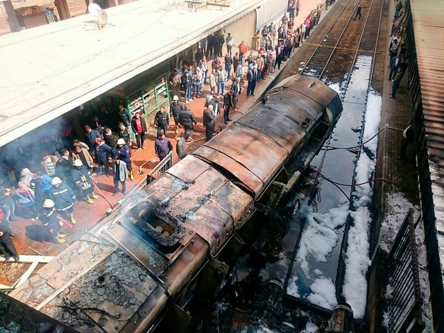 Mindestens 20 Tote bei Feuer in Kairoer Hauptbahnhof  | Foto: dpa