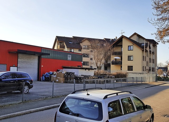 An der Neustrae liegen einige Gebude... Gebiet entlang der Bahnlinie prfen.   | Foto: Gerhard Walser