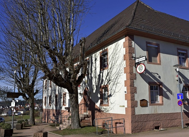 An der Alten Schule in Ottoschwanden w...nlaterne ein WLAN-Hotspot installiert.  | Foto: Dominik Sommer