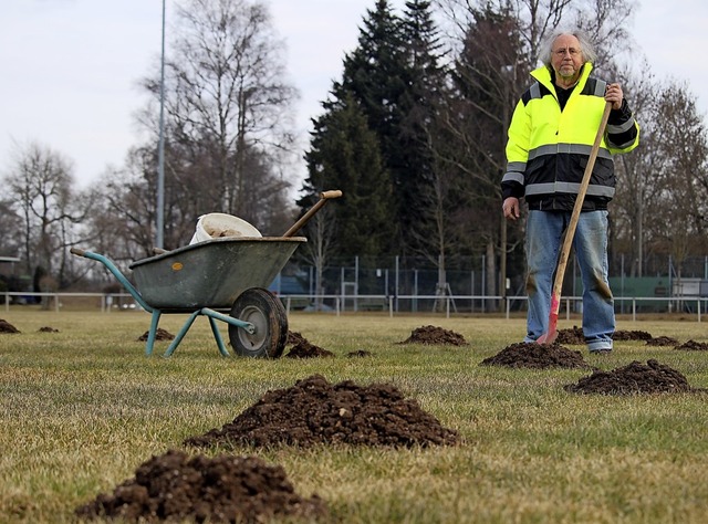 Es ist ein stetig wiederkehrendes Prob...den Tag neue, die er beseitigen muss.   | Foto: Guy Simon