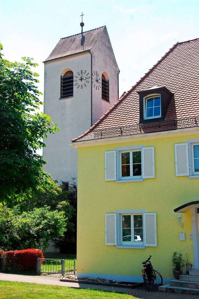 Zwei von 16 Gebuden: Pfarrhaus und Kirche in Haltingen  | Foto: Hannes Lauber