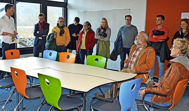 Rektor Ulrich Denzel (links) erklrt i...tern das  Raumkonzept der Realschule.   | Foto: Lck