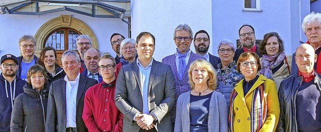 20 Kpfe fr den Gemeinderat: die SPD-Kandidaten vor dem Rathaus   | Foto: privat