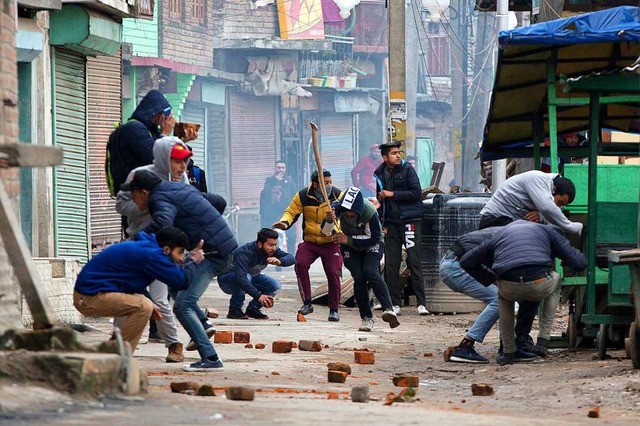 Demonstranten im indischen Teil Kaschm...Polizei geht mit Hrte gegen sie vor.   | Foto: DPA