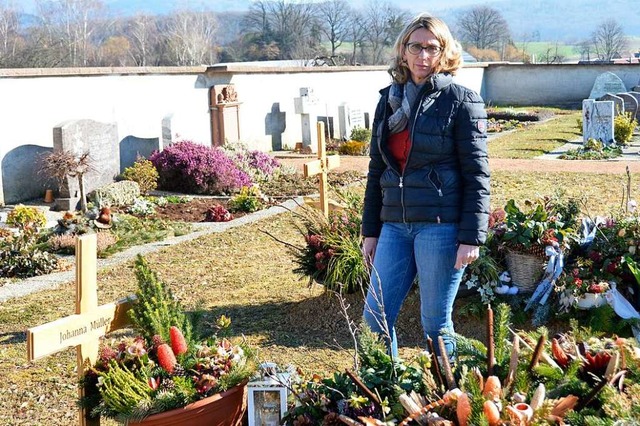 Renate Mller-Dosenbach  am Grab ihrer...rgrund, Mitte). Aber sie durfte nicht.  | Foto: Moritz Lehmann