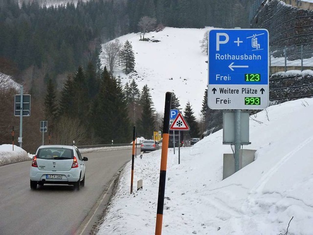 In diesem Winter gingen diese  Parkpla...abfahrtszeiten und Lkw bei Schneefall.  | Foto: Sattelberger