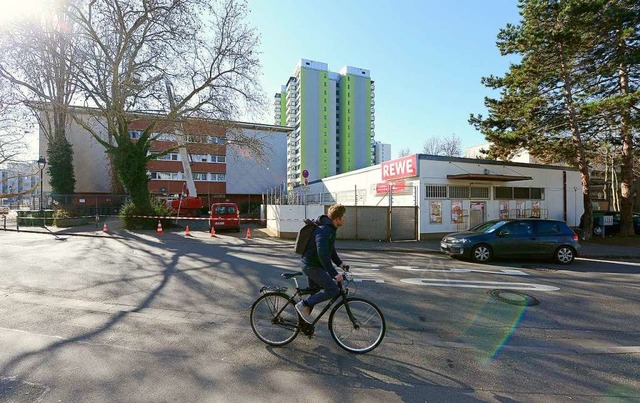 Die Vorarbeiten haben gestern mit dem ...erer Neubau &#8211; wieder mit Markt.  | Foto: Ingo Schneider