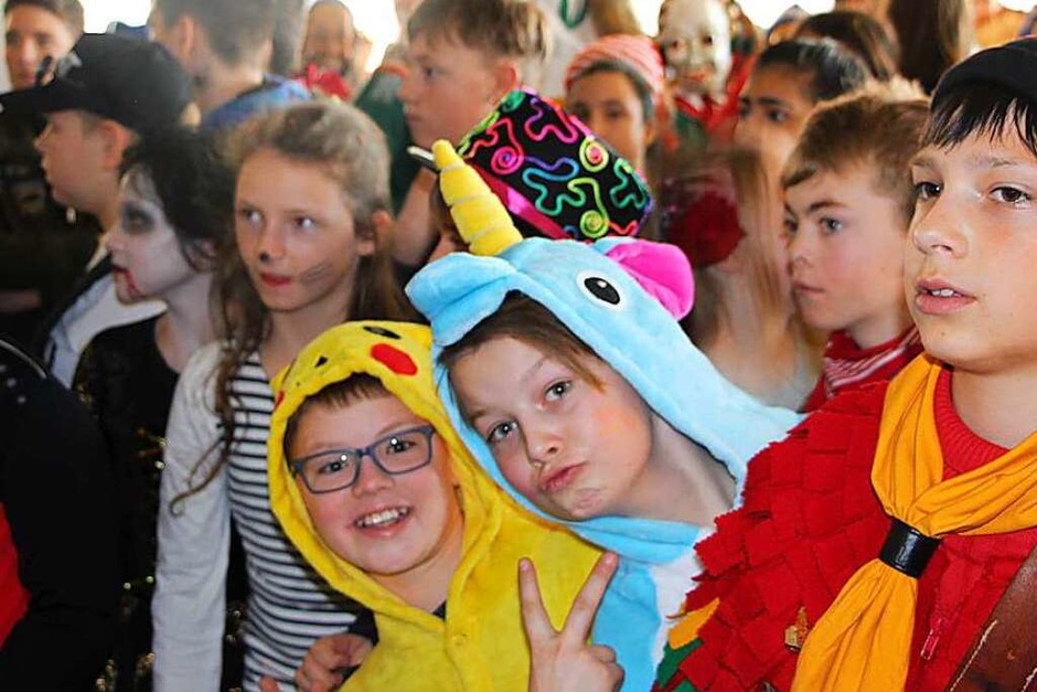 Die Narren machten am Schmutzige Dunschdig den Weg frei für ein buntes närrisches Treiben am Bildungszentrum Bonndorf. (Foto: Uli Spielberger) Die Narren machten am Schmutzige Dunschdig den Weg frei für ein buntes närrisches Treiben am Bildungszentrum Bonndorf. (Foto: Uli Spielberger)