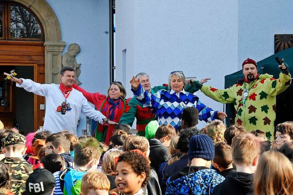 Und ich flieg, flieg, flieg wie ein Flieger...(von links: Bürgermeister Volker Kieber, Nicole Biller von den brunnenhexen, Hubert Müller von der Adelszunft, Karola Kreutz von den Quellennarren und Rüdiger Bühler von den Rebgeistern) (Foto: Hans-Peter Müller) Und ich flieg, flieg, flieg wie ein Flieger...(von links: Bürgermeister Volker Kieber, Nicole Biller von den brunnenhexen, Hubert Müller von der Adelszunft, Karola Kreutz von den Quellennarren und Rüdiger Bühler von den Rebgeistern) (Foto: Hans-Peter Müller)