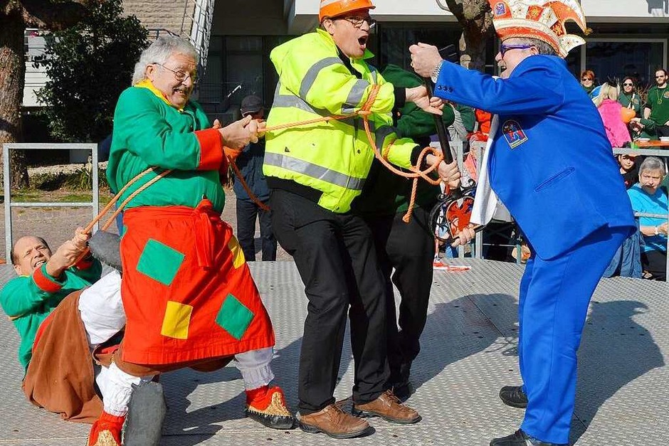 Oberbürgermeister Klaus Eberhardt (in gelber Weste) will die Macht behalten. Aber er scheitert letztlich... (Foto: Horatio Gollin) Oberbürgermeister Klaus Eberhardt (in gelber Weste) will die Macht behalten. Aber er scheitert letztlich... (Foto: Horatio Gollin)