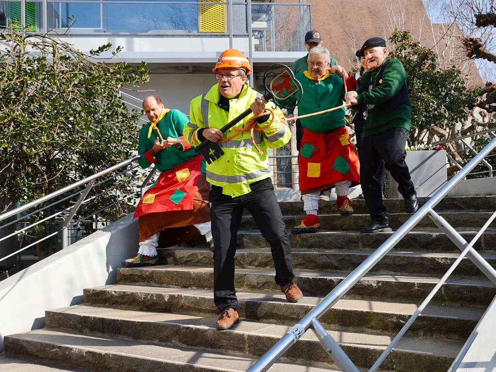 Die Narren zwangen den gefesselten OB aus dem Rathaus.