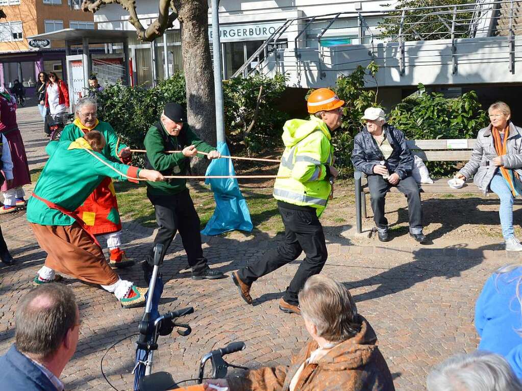 Die Narren zwangen den gefesselten OB aus dem Rathaus.