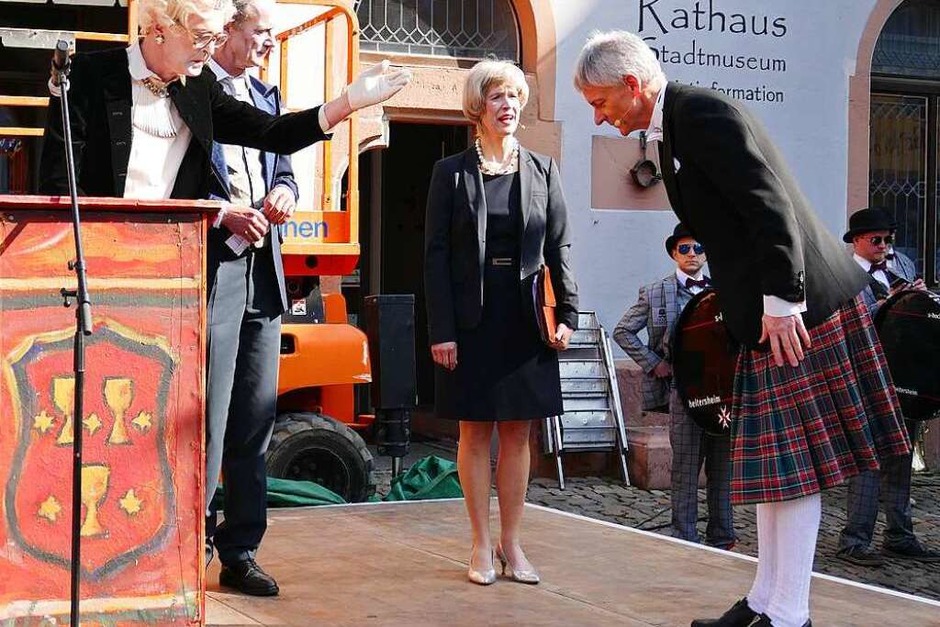 Wie immer originell übernahmen die Narren die Macht in Staufen. Bei Umzug und Rathaussturm haben sie klar gemacht, wer bis Aschermittwoch das Sagen hat. (Foto: Frank Schoch) Wie immer originell übernahmen die Narren die Macht in Staufen. Bei Umzug und Rathaussturm haben sie klar gemacht, wer bis Aschermittwoch das Sagen hat. (Foto: Frank Schoch)