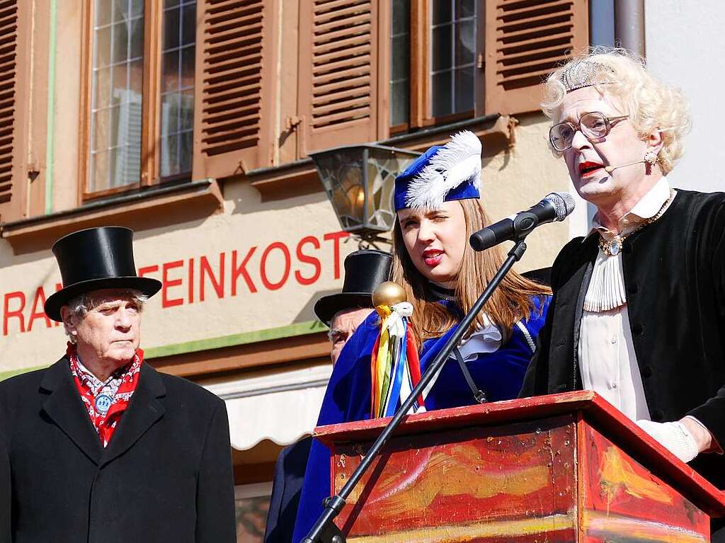 Wie immer originell bernahmen die Narren die Macht in Staufen. Bei Umzug und Rathaussturm haben sie klar gemacht, wer bis Aschermittwoch das Sagen hat.