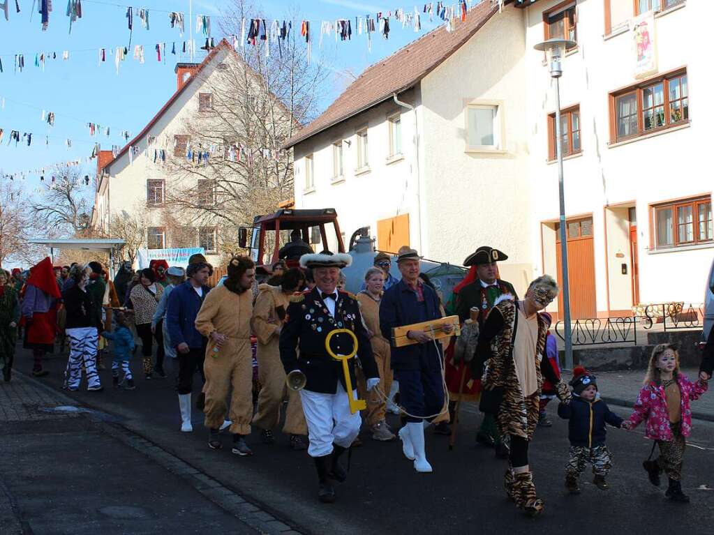 Nach seiner Entmachtung wurde Ortsvorsteher Elmar Fehrenbach durch Narrenbolizei Franz Herrling (links) und Narrenvater Harald Schu (rechts) abgefhrt.