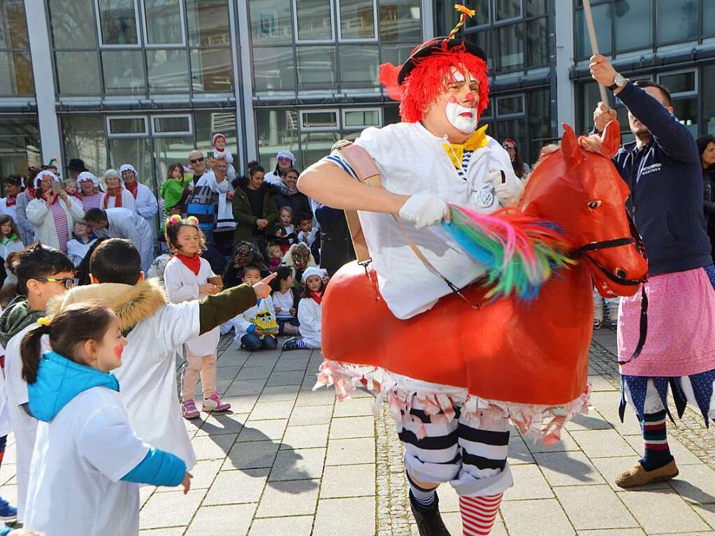 Auf dem roten Pferd: August Dumm aus Doofhausen, alias Kultur-Fachbereichsleiter Hans-Jrg Jenne.