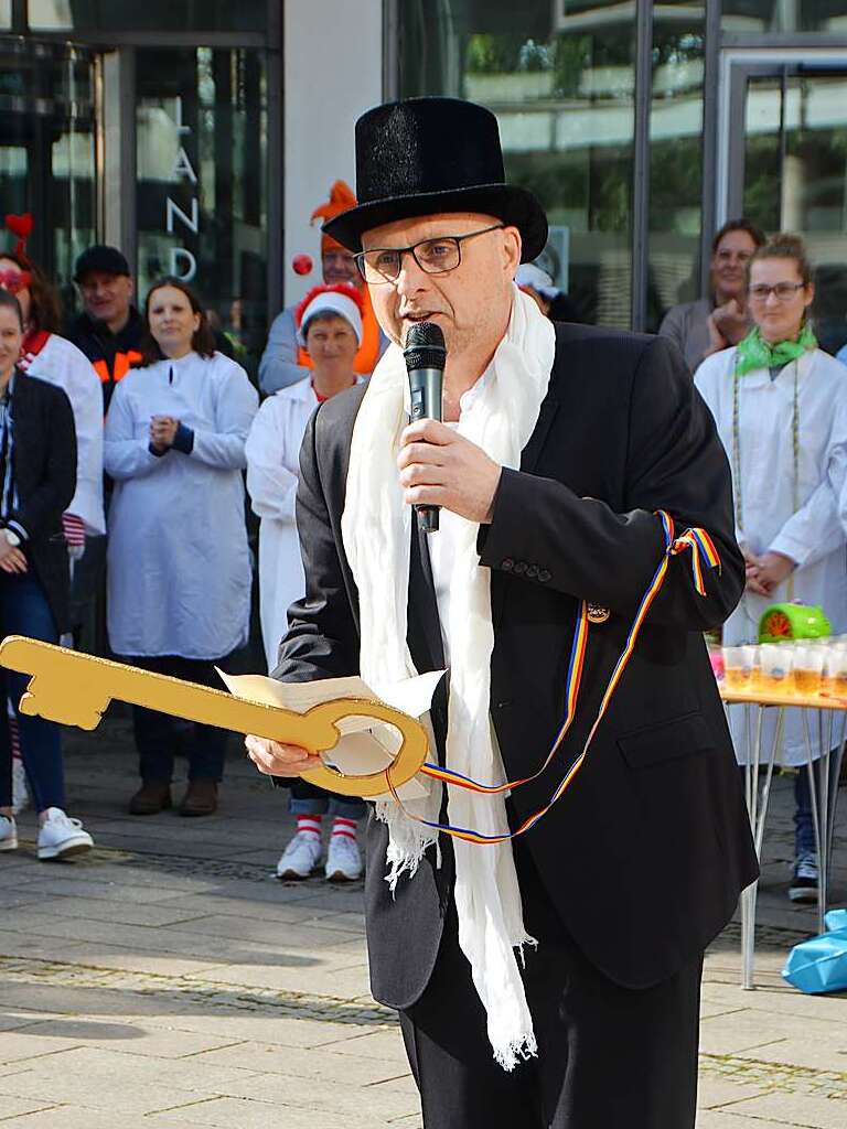 OB Stefan Schlatterer kurz vor der Entmachtung. Noch hlt er den Rathausschlssel fest in der Hand...