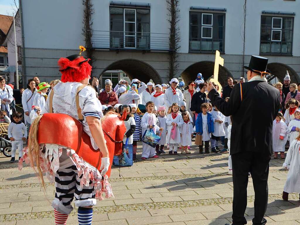 Auf dem roten Pferd: August Dumm aus Doofhausen, alias Kultur-Fachbereichsleiter Hans-Jrg Jenne.