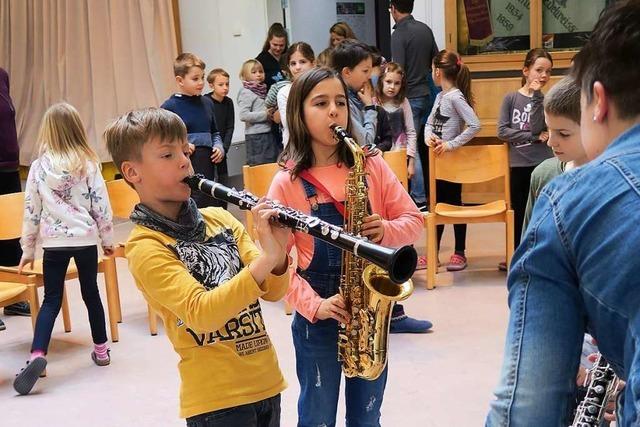 Musikverein Buchenbach stellt Grundschlern Instrumente vor