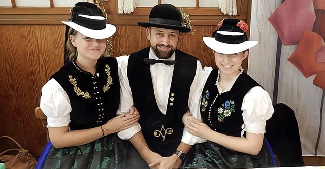 Tanzleiter Thomas Joos, Julia Adorf (li.) und Fabienne Fischinger.  | Foto: mkt